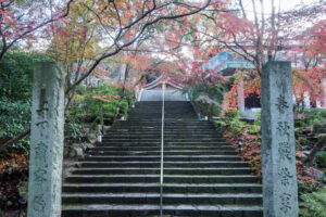 竈門神社の紅葉の写真