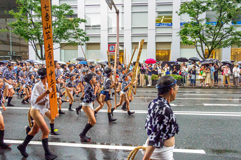 土居流の集団山見せの写真