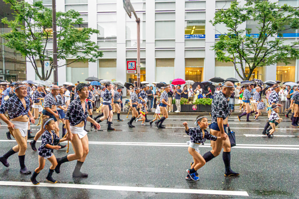 土居流の集団山見せの写真