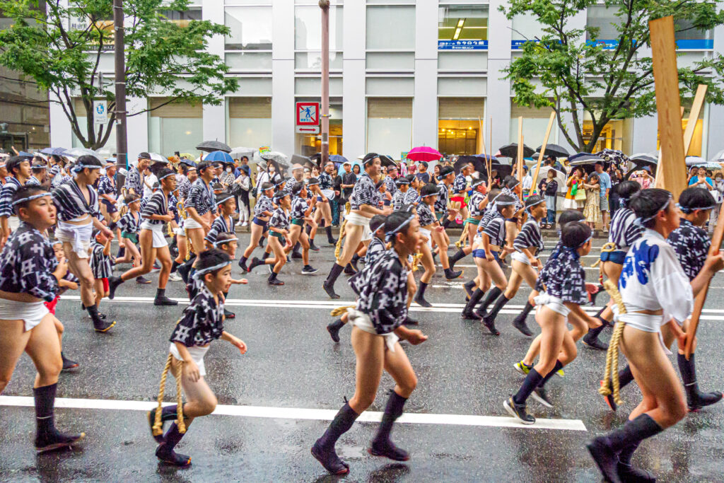 土居流の集団山見せの写真