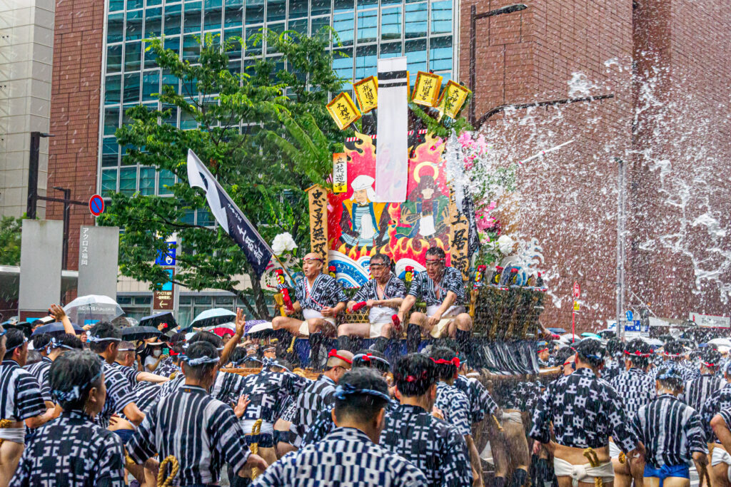 土居流の集団山見せの写真