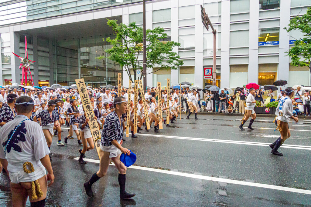 恵比寿流の集団山見せの写真