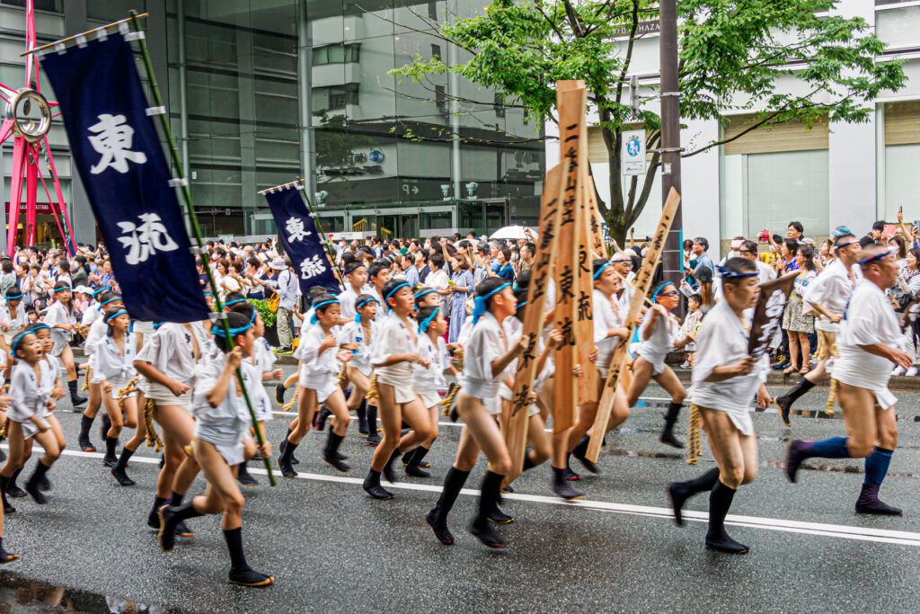 東流の集団山見せの写真