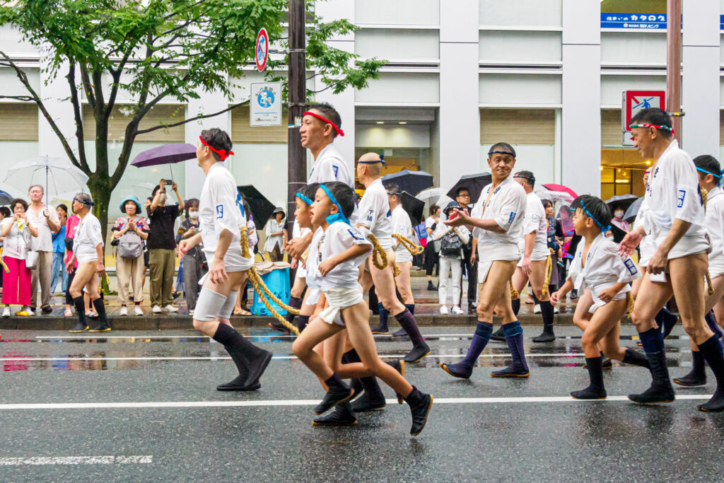 東流の集団山見せの写真