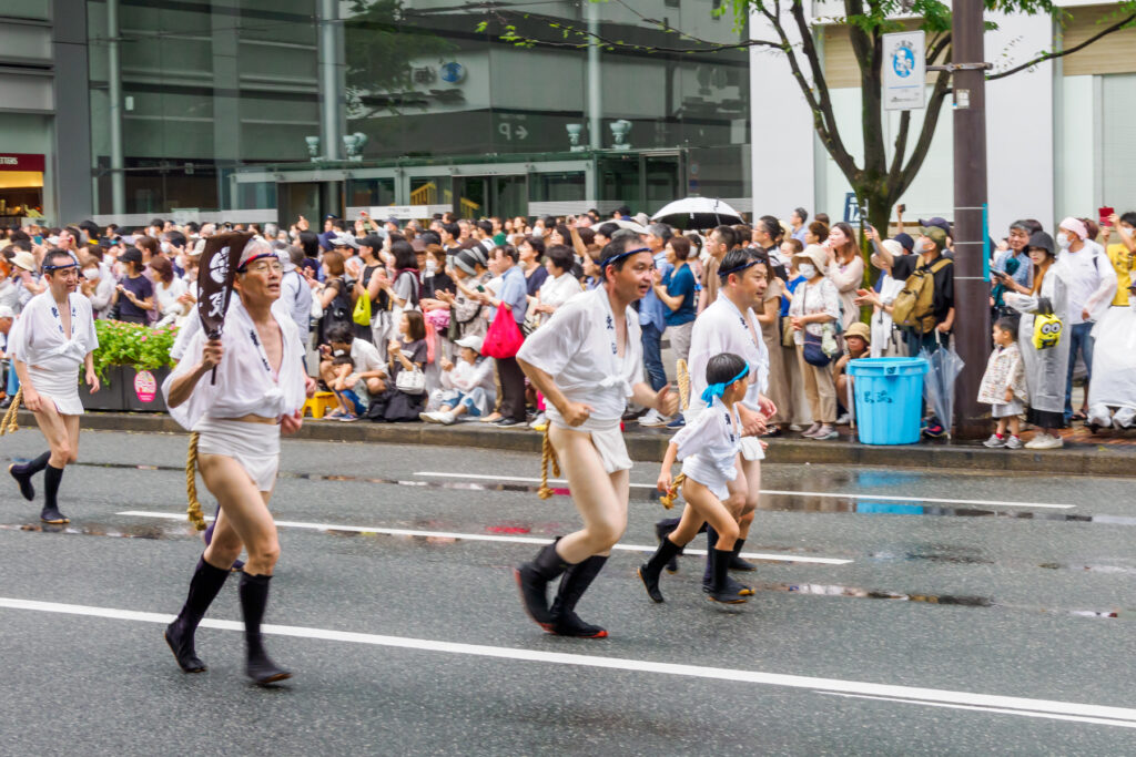 東流の集団山見せの写真