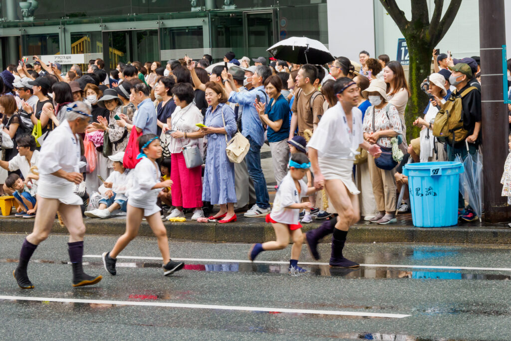 東流の集団山見せの写真