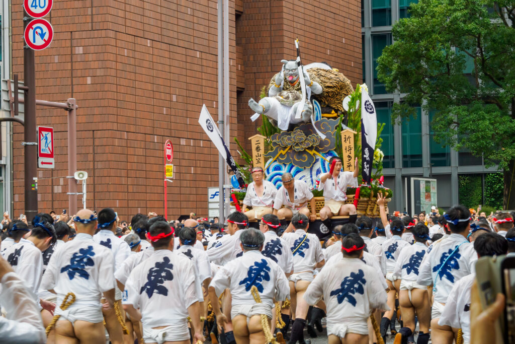 東流の集団山見せの写真