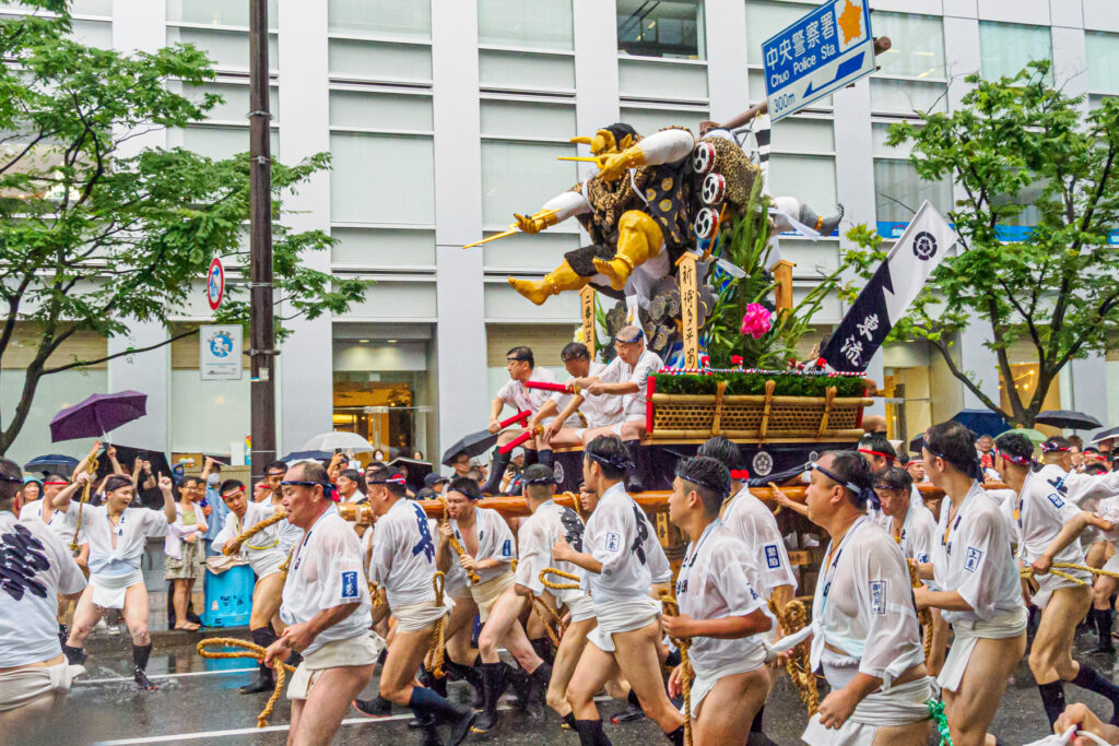 東流の集団山見せの写真