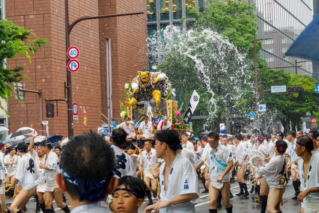 東流の集団山見せの写真