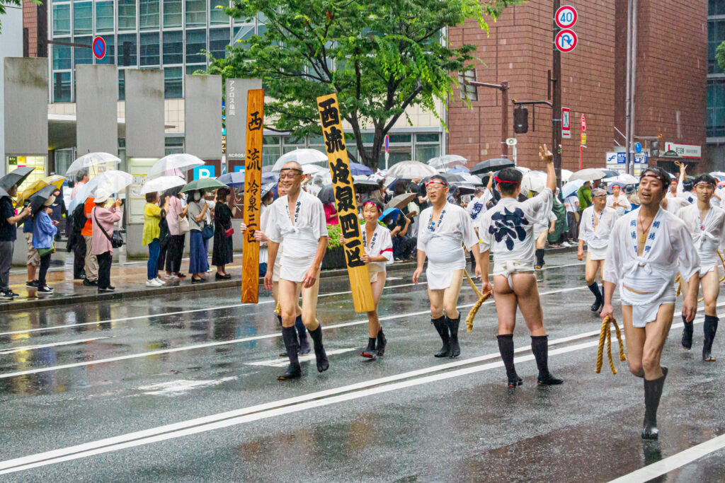 西流の集団山見せの写真