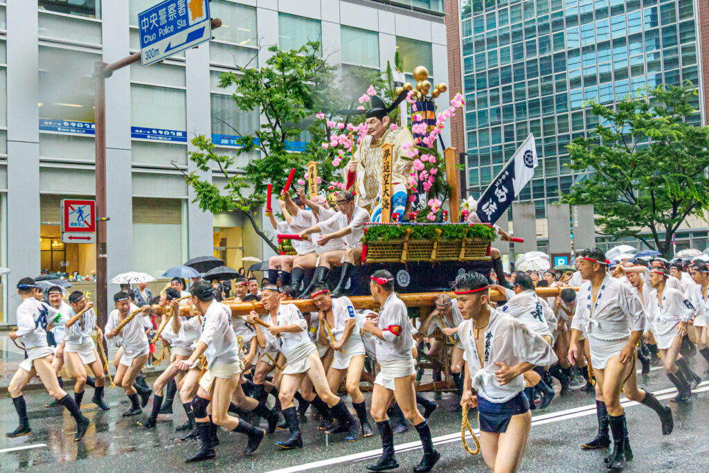 西流の集団山見せの写真